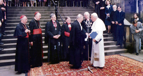 8-POPE-JPII-&-MODERATOR