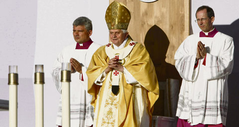 11-POPE-CELEBRATES-MASS