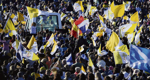4-POPEMOBILE-PROCESSION
