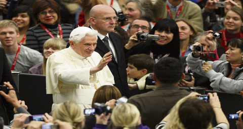 4-POPE-WAVES-TO-PILGRIMS