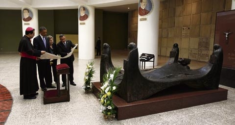 OBAMA-@-ROMERO'S-TOMB (1)