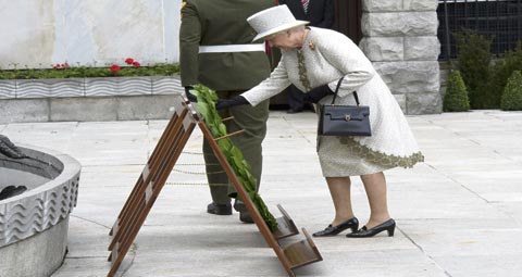 23-QUEEN-LAYS-WREATH