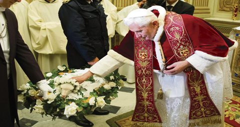 4-POPE-BLESSES-LAMB