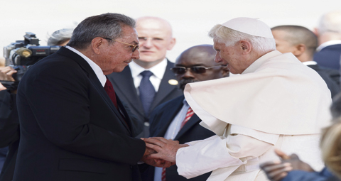23-RAUL-CASTRO-&-POPE
