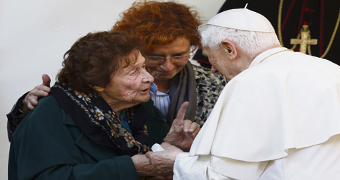 11-POPE-&-ELDERLY-WOMAN