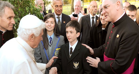 Msgr Cushley (t.h.) presenterer sin nev&#248; for pave Benedikt XVI