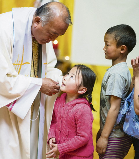 8-BISHOP-PADILLA-COMMUNION