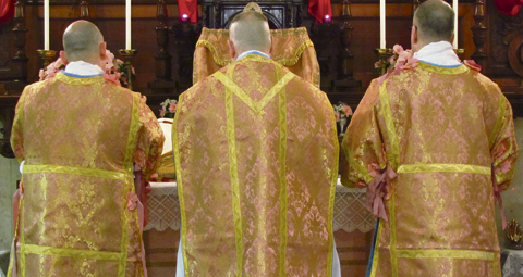 7-LAETARE-VESTMENTS