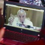17-POPE-GOOGLE-HANGOUTx