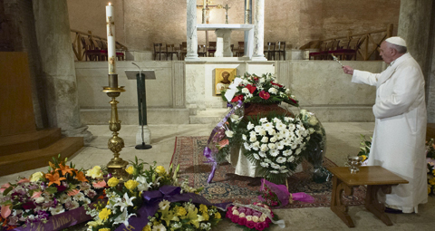 4-POPE-AT-EMPLOYEE'S-COFFIN